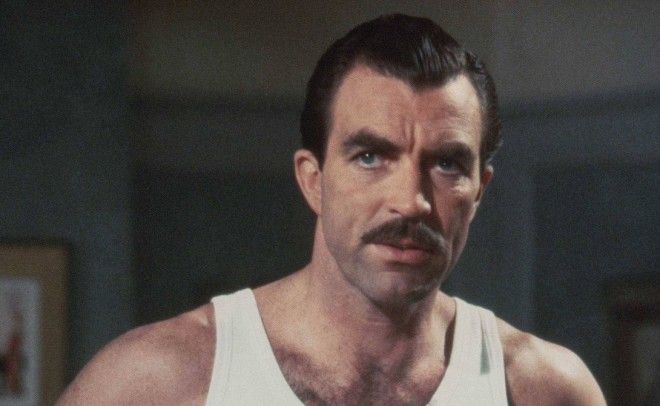 Том Селлек Знаменитый заглавной ролью в популярном детективе Magnum PI Том Селлек попал в кинематограф как раз благодаря армии Родной 1601 стрелковый полк Национальной гвардии где Селлек числился рядовым ввели в ЛосАнджелес для контроля знаменитого шестидневного бунта Watts Riots Здесь Том неожиданно понял что хочет быть по другую сторону баррикад дослужив срок он тут же отправился в Голливуд