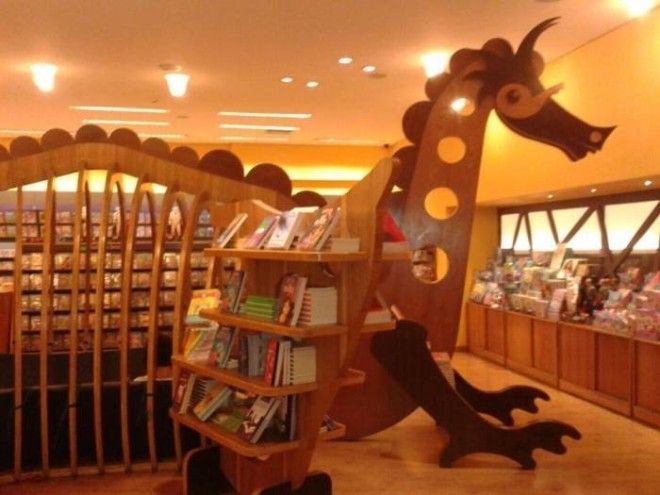 Полка с детскими книгами в магазине