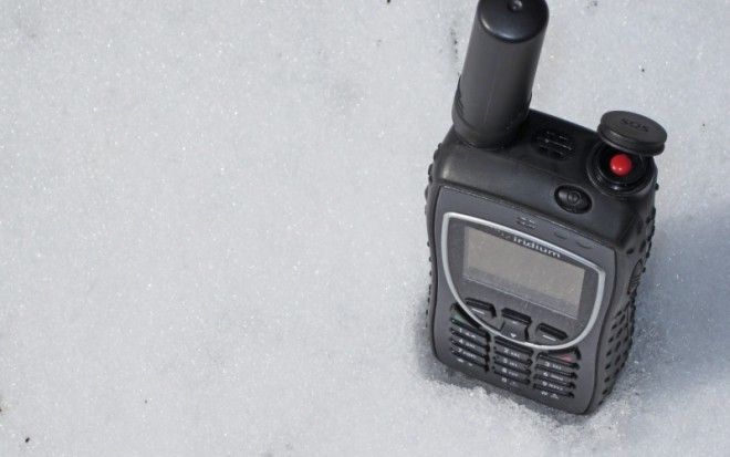 Сотовый телефон Телефон остается главным устройством при помощи которого вы можете сообщить о произошедшей чрезвычайной ситуации В районах со слабым сигналом вы можете попробовать отправить СМСсообщение это требует лишь мгновенной связи с близлежащей телефонной вышкой Если вы много времени проводите в тех районах Земли где связь отсутствует или очень слаба подумайте о покупке спутникового телефона которым вы всегда сможете воспользоваться в любой точке земного шара