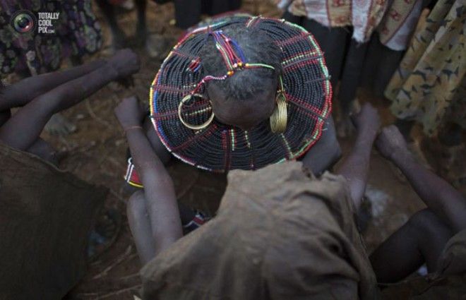 НА 2300Утюжка груди еще одна шокирующая традиция стран Африки