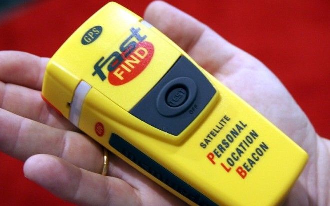 Аварийный радиобуй Современное высокотехнологичное сигнальное средство аварийный радиобуй представляет собой связанное со спутником устройство которое не даст вам пропасть в дикой местности С его помощью мы можете послать ваши координаты мониторинговой компании которая передаст их местной службе МЧС Более продвинутые модели позволяют даже послать смс или еmail через спутниковую связь Это пригодится чтобы описать детали ситуации в которой вы оказались