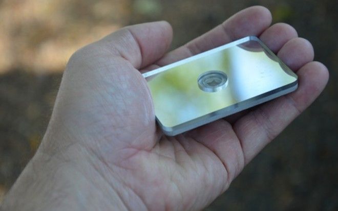 Сигнальное зеркало Правильно расположив сигнальное зеркало или гелиограф можно послать луч света на расстояние до 16 километров Кроме того сигнал им можно подавать&nbsp;не только солнечным днем но и когда облачно и даже ночью в полнолуние&nbsp;Приобретя специальное зеркало с наводящимися линзами потренируйтесь в его использовании на открытой местности Если под рукой только&nbsp;обычное карманное зеркальце не отчаивайтесь им тоже можно попробовать подать сигнал