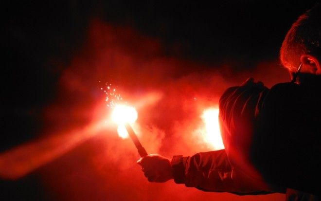 Сигнальная ракета Яркий свет сигнальной ракеты хороший способ привлечь внимание спасателей которым она подскажет ваше местоположение Для того чтобы ваш файер был заметнее примотайте его клейкой лентой к длинной палке и машите им Любой заряд сигнальной ракеты будет гореть приблизительно минут 5