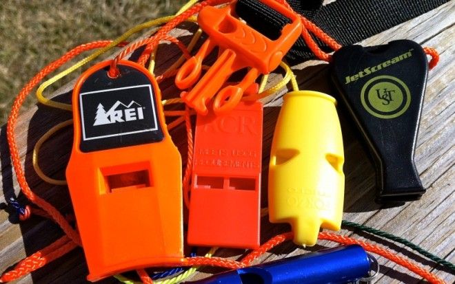 Свисток Простой пластиковый свисток идеально подходит для подачи звукового сигнала на близком расстоянии Три отрывистых свиста как правило интерпретируются как универсальный сигнал о помощи Выбирайте яркоокрашенные свистки которые будет легко найти если они вдруг потеряются и держите их на шее или привязанными к поясу