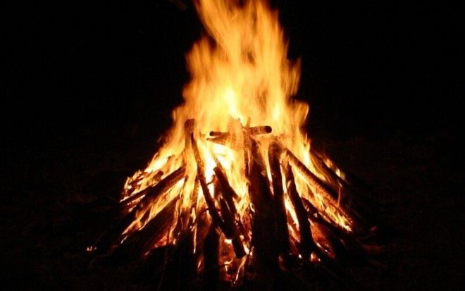 Огонь Это способ подачи сигнала успешно применялся на протяжении тысячелетий Большой костер будет очень хорошо заметен в темное время суток Главное чтобы вы могли контролировать распространение огня во избежание пожаров Не делайте костер настолько большим чтобы вы потом не смогли его потушить подручными средствами&nbsp;