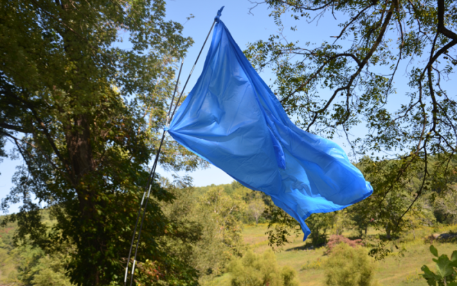 Флаг Хотя существуют специальные сигнальные флаги вам ничего не мешает сделать такой же самостоятельно Главное чтобы он был из яркой ткани желательно оранжевой этот цвет общепризнанный сигнал бедствия Повесьте его на высокое дерево или вышку или расстелите по земле чтобы подать сигнал воздушным судам