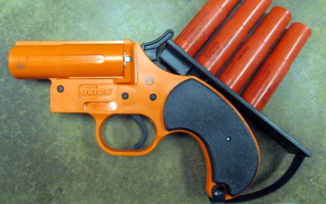 Сигнальный пистолет Ракета выпущенная из сигнального пистолета привлечет к себе внимание поисковых групп на земле кораблей и даже самолетов В целях безопасности не стоит применять ее в лесистой местности заряд упавший на землю все еще может продолжать гореть Лесной пожар конечно уж точно привлечет внимание но с той же вероятностью может навлечь на вас гибель Используйте вспышку на воде или во влажной местности например болотах