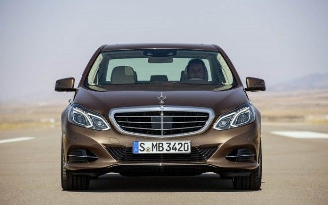Седан бизнес-класса Mercedes-Benz E-Class в кузове W212 2014 года. | Фото: cheatsheet.com. Седан бизнескласса MercedesBenz EClass в кузове W212 2014 года Фото cheatsheetcom