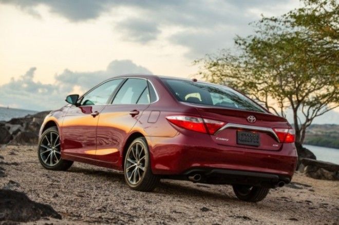 Японский седан бизнес-класса Toyota Camry 2015 года. | Фото: cheatsheet.com. Японский седан бизнескласса Toyota Camry 2015 года Фото cheatsheetcom