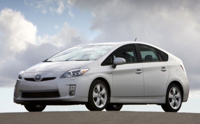 Белая Toyota Prius 2010 года. | Фото: cheatsheet.com. Белая Toyota Prius 2010 года Фото cheatsheetcom
