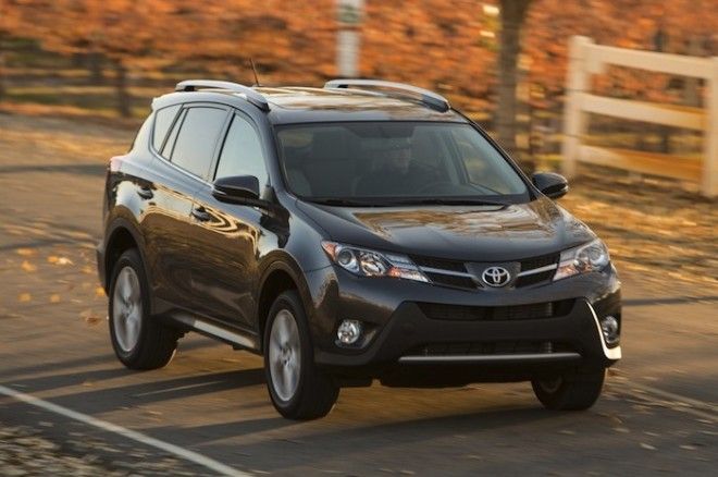 Японский кроссовер Toyota RAV4 2013 года. | Фото: cheatsheet.com. Японский кроссовер Toyota RAV4 2013 года Фото cheatsheetcom