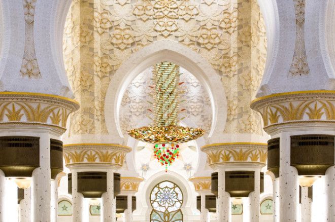 Внутренняя отделка и большая люстра в мечети Фото wwwilovetravelru