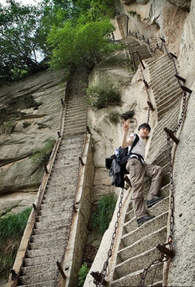 Такие вертикальные лестницы ведут в храм на горе Huashan Китай