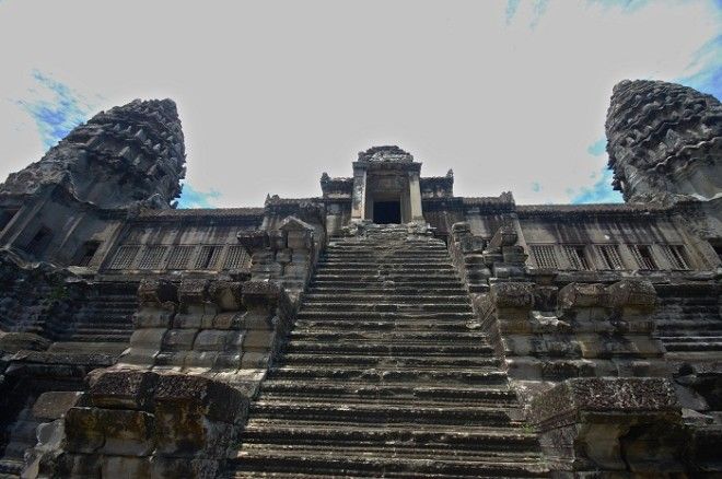 Лестница ведущая в храм Angkor Wat Камбоджа 