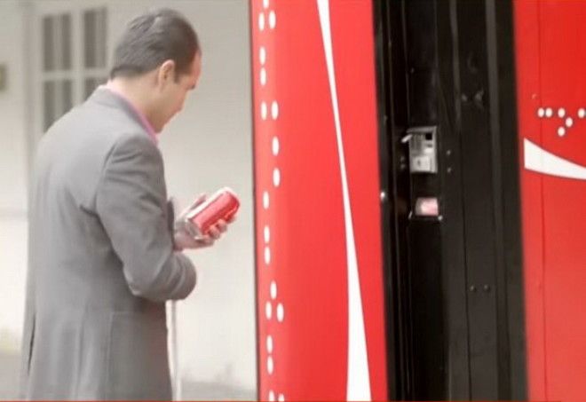 Шрифт Брайля на банке Coca-Cola для слабовидящих. Шрифт Брайля на банке CocaCola для слабовидящих
