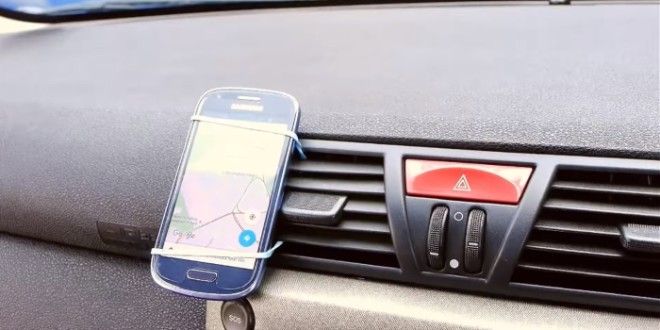 Немного изобретательности и смартфон с картой будет прочно закреплен. Немного изобретательности и смартфон с картой будет прочно закреплен