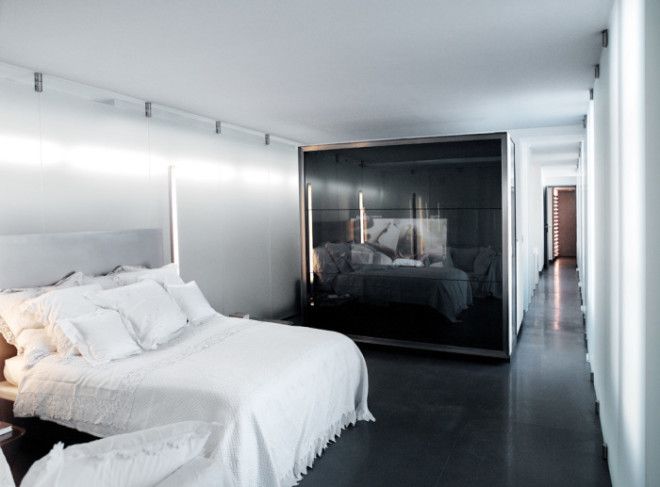 Хотя спальня сделана из стекла и ульрасовременных материалов но кровать накрыта покрывалом с вышивкой ришелье и бути Фото Karl Lagerfeld 