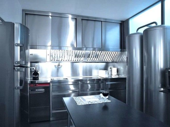 Все поверхности мебели и бытовой техники на кухни выполнены их хромированной стали квартира Карла Лагерфельда Париж Фото Karl Lagerfeld 