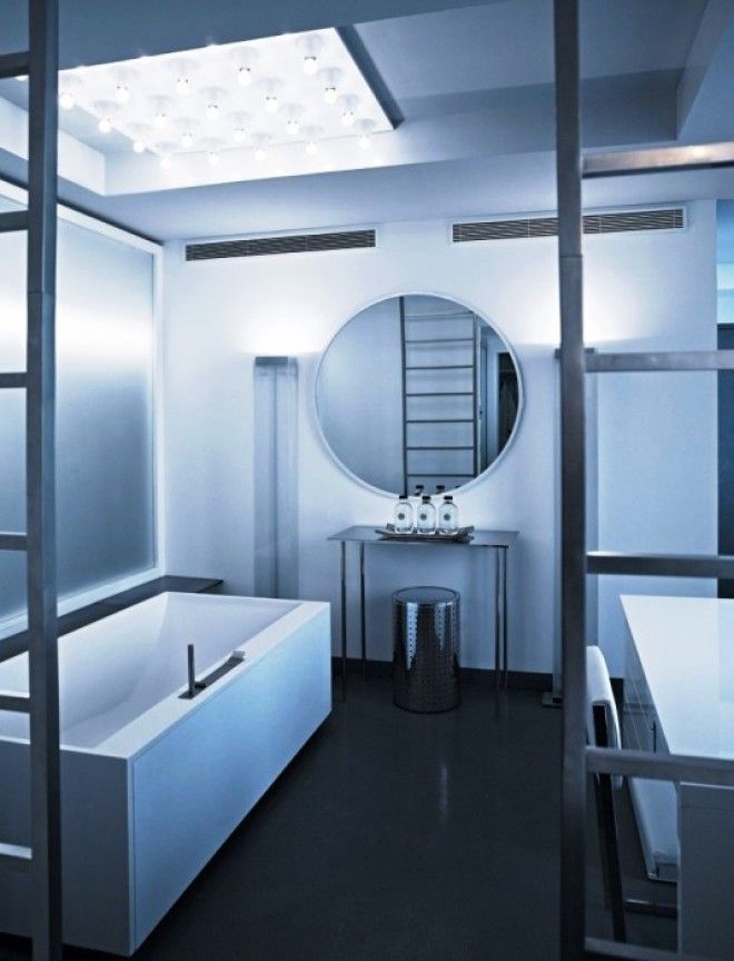 Интерьер ванной комнаты выполнен в белосерых тонах и минималистском стиле квартира Карла Лагерфельда Париж Фото Karl Lagerfeld 