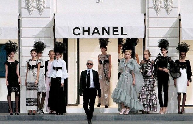 Карл Лагерфельд более 30 лет был креативным директором модного дома Chanel Фото mercadinhodedesigncombr