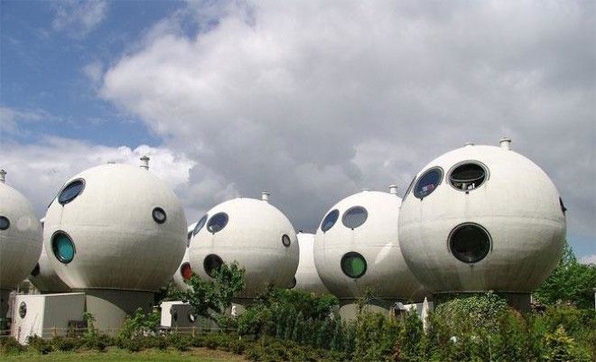 Странные шары, которые на самом деле являются голландскими домами, и вот что там внутри Странные шары которые на самом деле являются голландскими домами и вот что там внутри