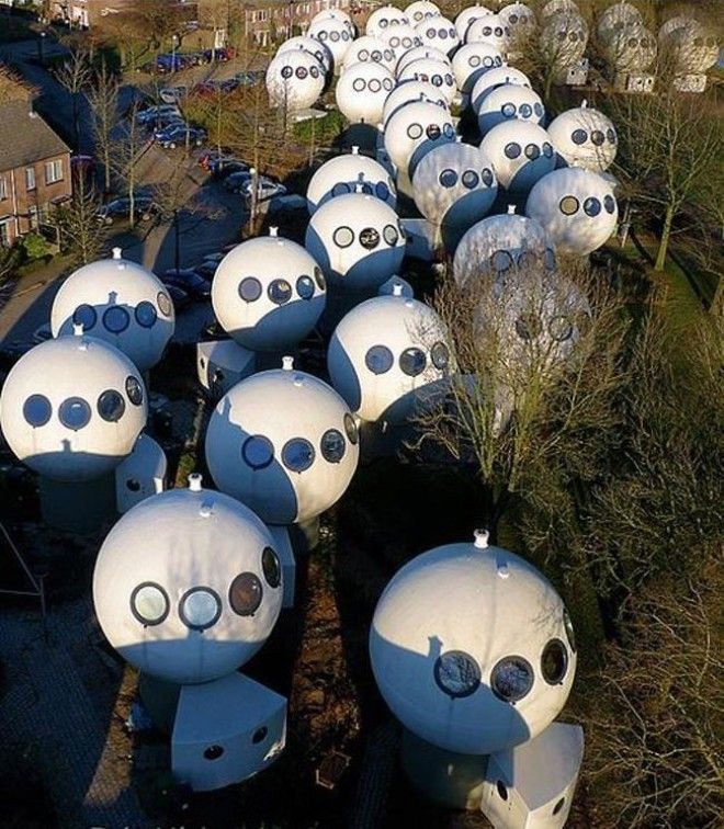 Странные шары, которые на самом деле являются голландскими домами, и вот что там внутри Странные шары которые на самом деле являются голландскими домами и вот что там внутри