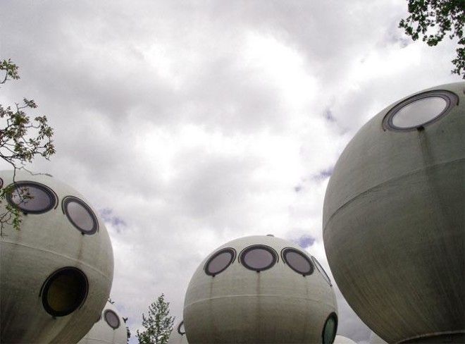 Странные шары, которые на самом деле являются голландскими домами, и вот что там внутри Странные шары которые на самом деле являются голландскими домами и вот что там внутри