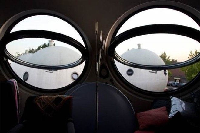 Странные шары, которые на самом деле являются голландскими домами, и вот что там внутри Странные шары которые на самом деле являются голландскими домами и вот что там внутри