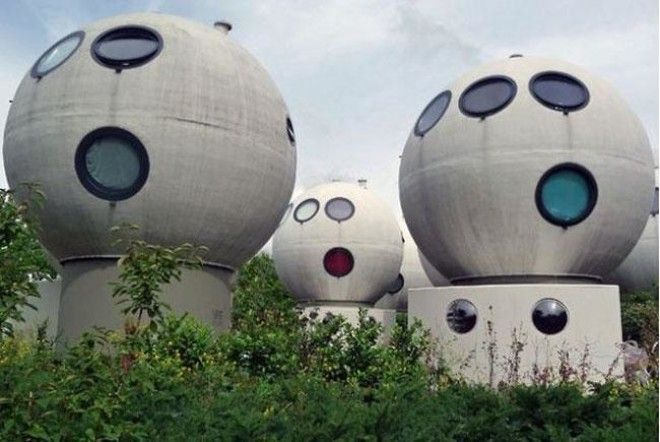 Странные шары, которые на самом деле являются голландскими домами, и вот что там внутри Странные шары которые на самом деле являются голландскими домами и вот что там внутри