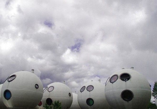 Странные шары, которые на самом деле являются голландскими домами, и вот что там внутри Странные шары которые на самом деле являются голландскими домами и вот что там внутри