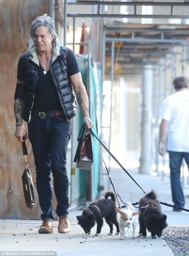 SBСмелый стиль Микки Рурка заставил папарацци ходить за ним по пятам