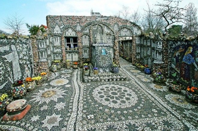 Дом и весь двор декорированы мозаикой из кусочков стекла, фарфора и фаянса.
