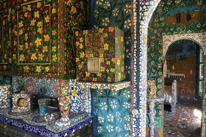 Все предметы интерьера декорированы красивыми мозаичными узорами.