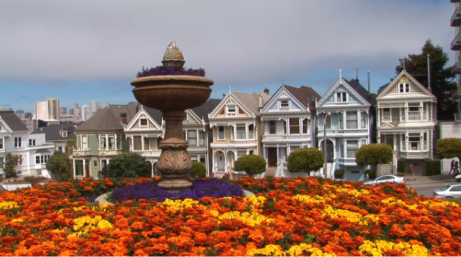 Напротив домов Painted Ladies расположен небольшой сквер где всегда много цветов и зелени СанФранциско Фото youtubecom Subscribe Travel Discover