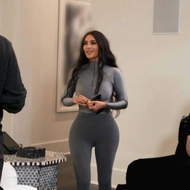 SКим Кардашьян в тесной одежде которая подчеркивает все изгибы тела
