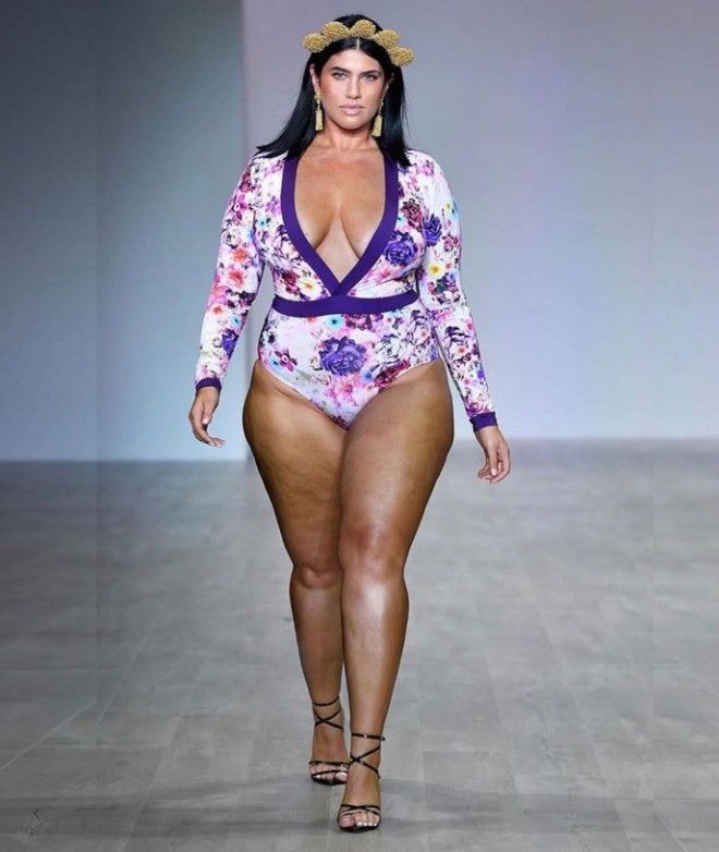 Sти девушки доказали откровенная одежда на пышках выглядит соблазнительно