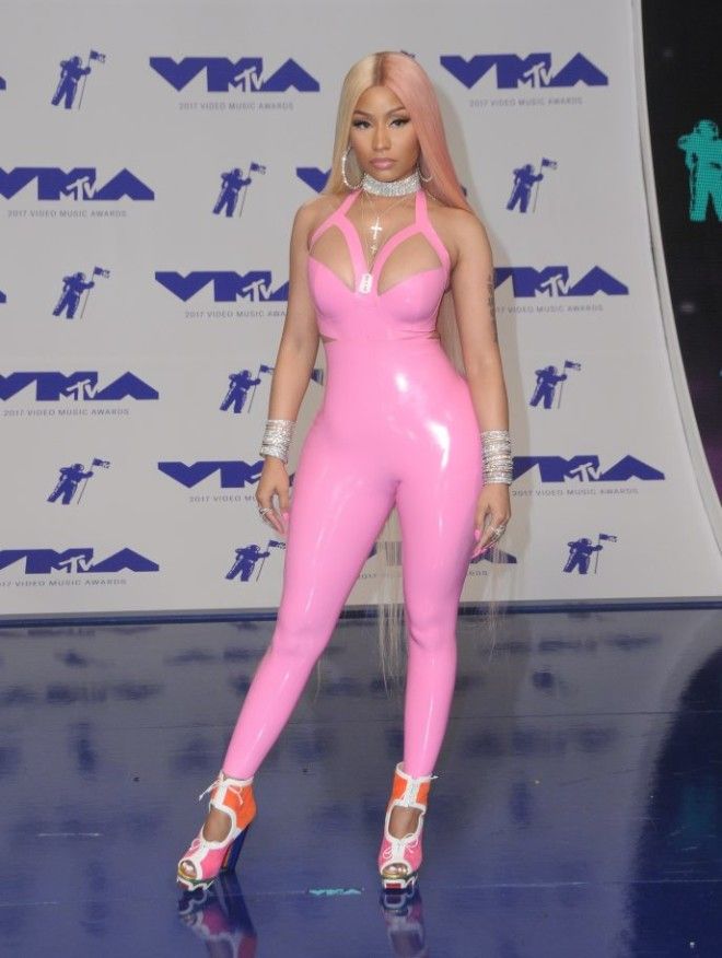 23Не слишком ли это знаменитые женщины в тесном латексе