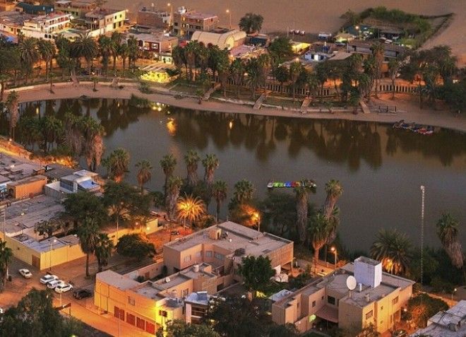 SЧудо в пустыне вокруг маленького озера в пустыне люди построили городок