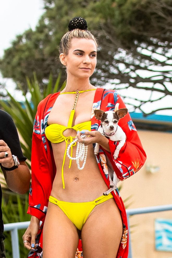 SСамые нелепые купальники знаменитостей которые не стоило надевать