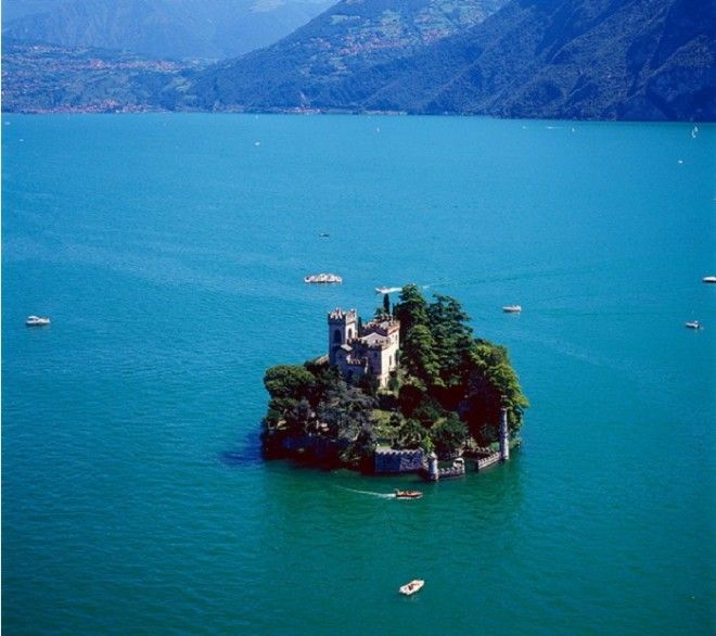 Несмотря на то что остров это закрытая частная территория туристические катера ежедневно кружат вокруг его подножия mirkrasivru