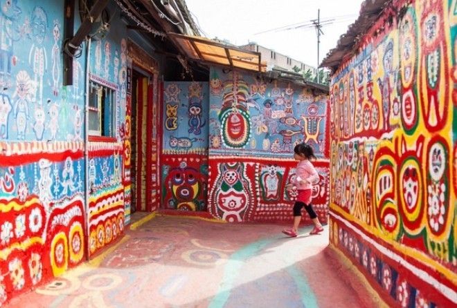 Мужчина разрисовал все вокруг яркими красками.