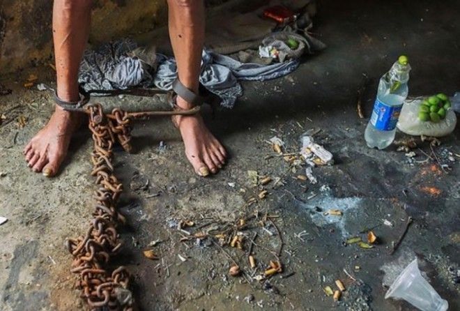 А чтобы не сбежал, приковали его цепями.